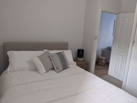 2 Bed Semi-Detached House, Mallinson Road, SW11 - Photo 5