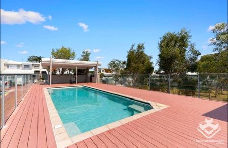 Master bedroom with private ensuite - Photo 5