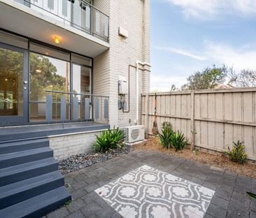 Gorgeous Ground Floor Apartment with Private Courtyard - Photo 5