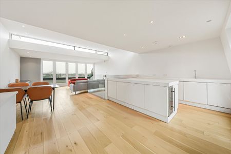 Impressive two bedroom apartment with wonderful views overlooking Primrose Hill NW8 - Photo 2