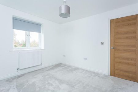 4 bedroom semi-detached house to rent - Photo 5