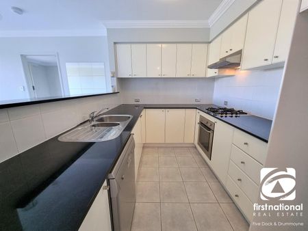 SPACIOUS 2 BEDROOM APARTMENT OVERLOOKING VILLAGE GREEN - Photo 3