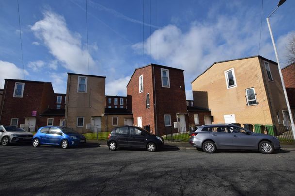 Old Chester Road, Birkenhead - Photo 1