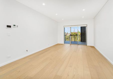 STUNNING EXECUTIVE 3 BEDROOM APARTMENT - Photo 2