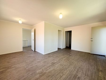 Freshly Renovated Family Home in a Quiet Cul-de-Sac - Photo 2