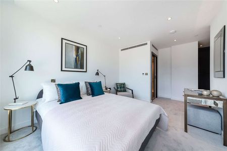 An impressive, modern apartment in this beautiful development in the heart of Westminster, with 24/7 concierge, gym and large residents' roof terrace. - Photo 2