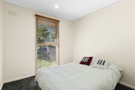 Sweet family home in stunning tree lined street - Photo 4