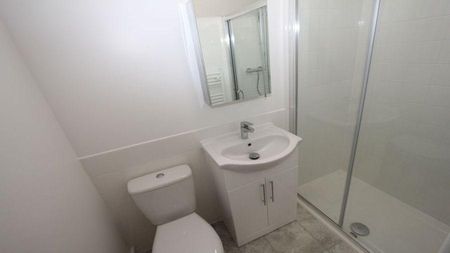 3 bedroom flat to rent - Photo 3