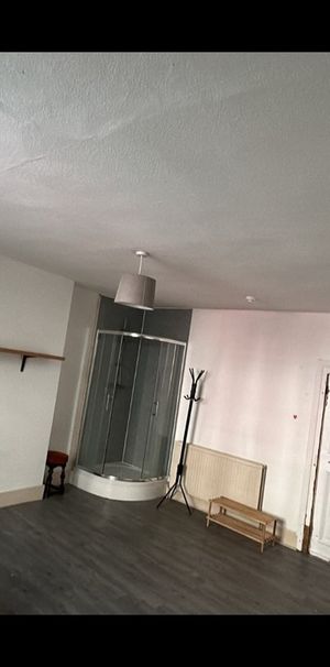 Room in a Shared Flat, High St, W3 - Photo 1