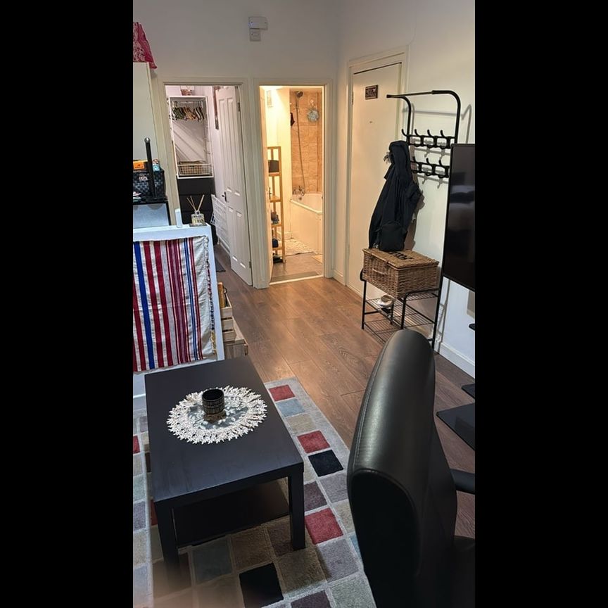 1 Bed Flat, London, E15 - Photo 1