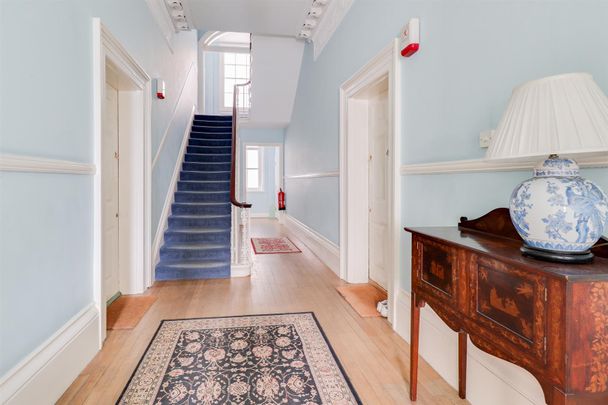 A 2 Bedroom Flat in Lansdown GL50 2LF - Photo 1