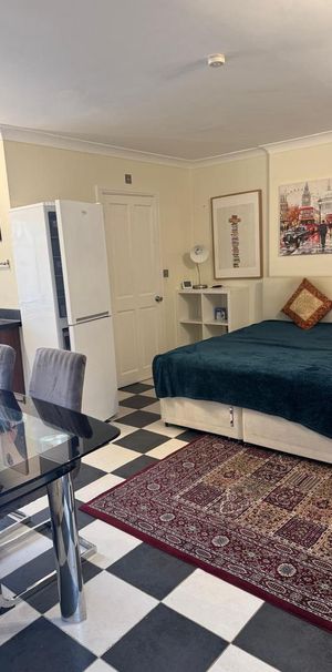 Studio to rent - Photo 1