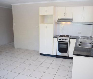 Upstairs Unit in Small Complex! - Unfurnished - Photo 1