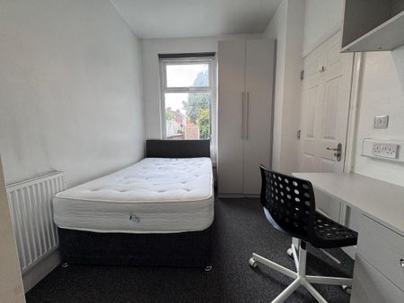 4 bedroom terraced house to rent - Photo 3