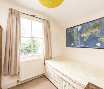 Excellent four double bedroom terraced house ideal for professional sharers and moments from Northcote Road and Clapham Junction. - Photo 4
