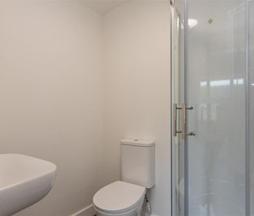 1 bed Room To Let - Photo 2
