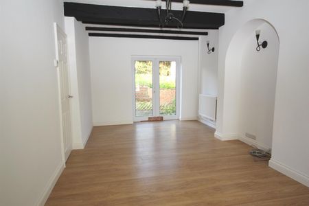 4 bedroom Semi-Detached House to let - Photo 4