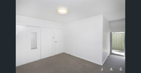 Stylish Reverse-Living Townhouse - Photo 3