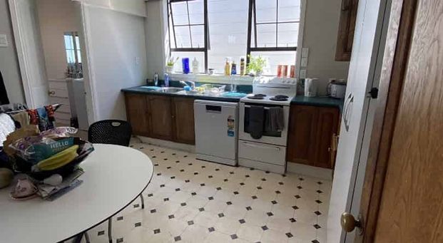 FIVE BEDROOM IN A GREAT LOCATION: - Photo 1