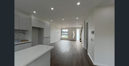 BRAND NEW, LUXURIOUS, THREE BEDROOM DOUBLE STOREY TOWNHOUSE! - Photo 4