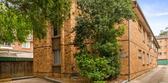 Spacious Two Bedroom Apartment in an Ideal Location - Photo 2