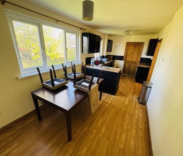 3 bedroom end of terrace house to rent - Photo 2