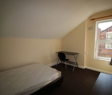 6 bed Semi-Detached House for Rent - Photo 2