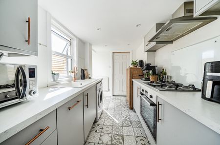 3 bedroom terraced house to rent - Photo 5