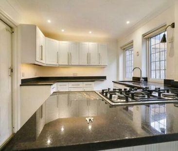 5 bed house to rent in Hilltop Way, Stanmore, HA7 - Photo 3