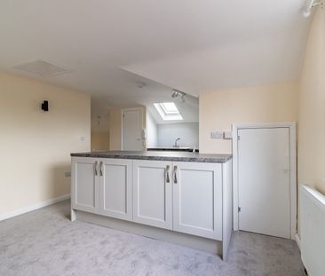 Available unfurnished now - Photo 3