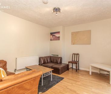 4 bedroom end of terrace house to rent - Photo 1