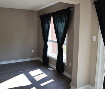 Northeast Barrie: 3 Bed, 1.5 Bath Townhouse, Sydenham Wells - Photo 3