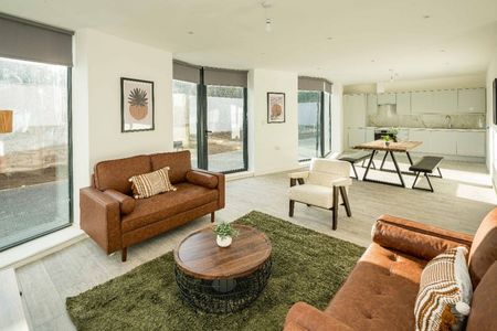 Cuckoo Hall Lane, London - Photo 2