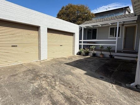 A Spacious, Well-Located Essendon Home with Monthly Gardening - Photo 3