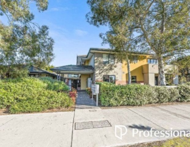 FULLY FURNISHED spacious 2 bedroom ground floor unit in the best location! Move in now! - Photo 1