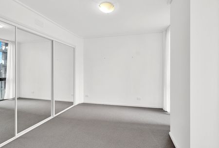 STYLISH SOUTHBANK LIVING WITH BALCONY, POOL & SECURE PARKING - Photo 2