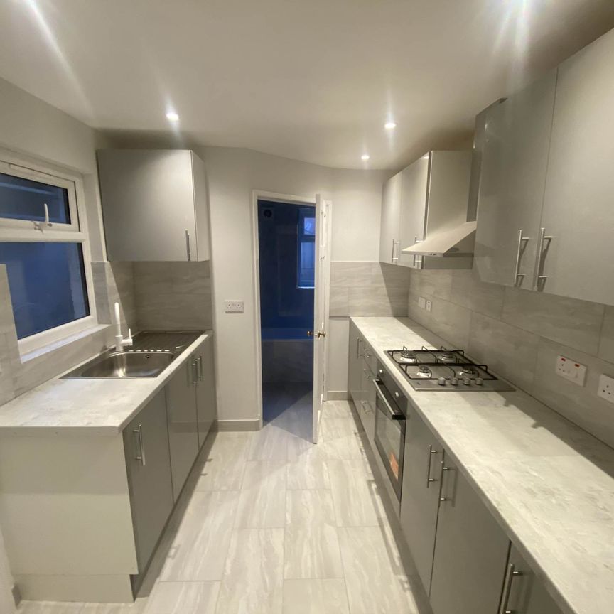 Price £1,650 pcm - Available Now - Unfurnished - Photo 1