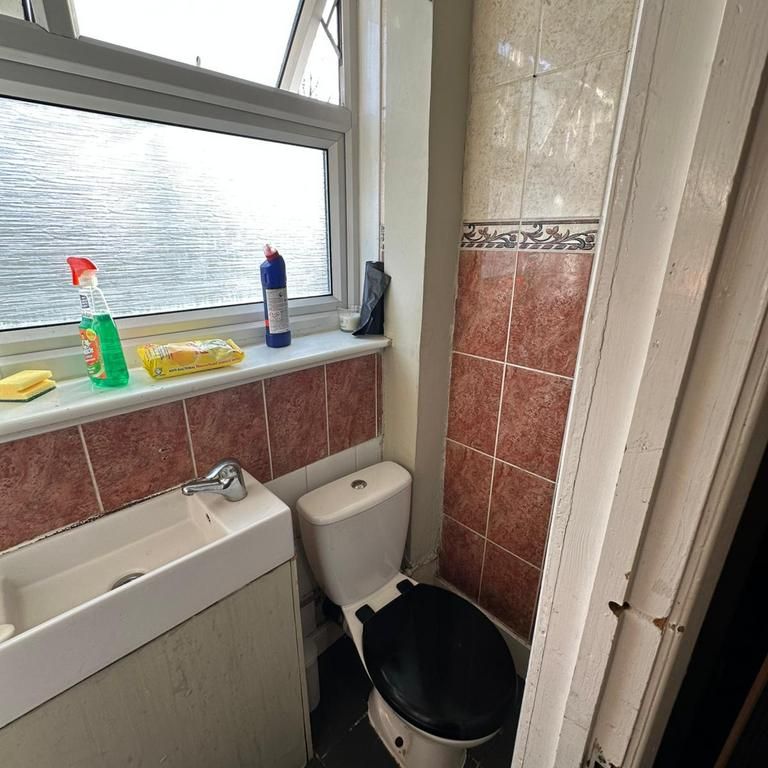 1 bedroom in a house share to rent - Photo 1