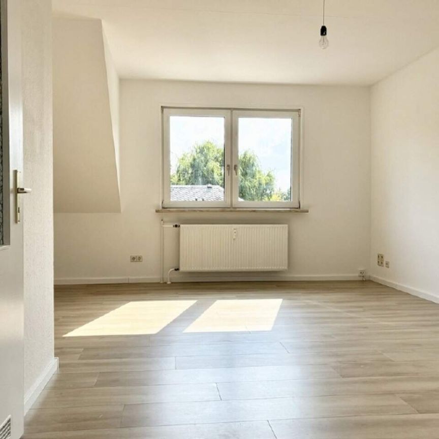 Modern sanierte DG-Wohnung mit EBK + Stellplatz in Reichenbrand mieten - Photo 1