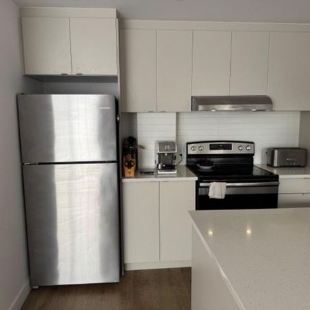 Bail à céder – 4 ½ moderne avec 2 chambres et 2 salles de bain – près du Parc Jarry - Photo 3