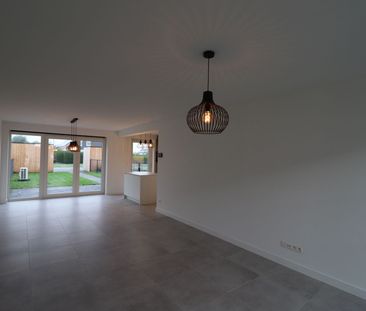 Nieuwbouwwoning met 3 slaapkamers, zolder, tuin en 2 autostaanplaat... - Foto 1