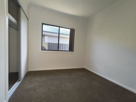Beautifully Built 2 Beds Flat – Separate Entry with Concrete Sidepath and Private Yard - Photo 5