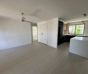 Designer Living in Prime Arundel – Just 1 km to GCUH - Photo 3