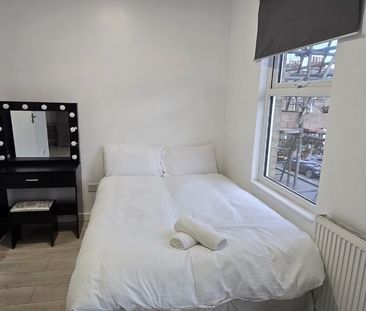 Room in a Shared House, Sterne Street, W12 - Photo 1