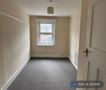 3 bedroom flat to rent - Photo 2