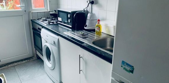 1 bedroom in a house share to rent - Photo 2