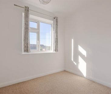 To Let 3 Bed House - Semi-Detached - Photo 2