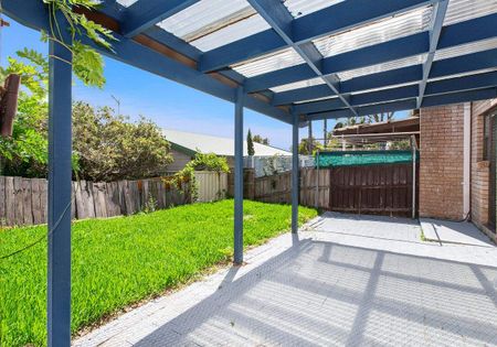 RENOVATED 2 BEDROOM TOWNHOUSE IN PRIME LOCATION! - Photo 5