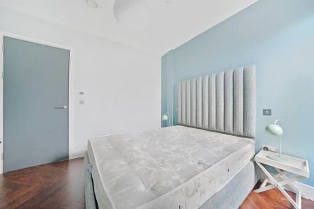 3 bedroom flat in London - Photo 3