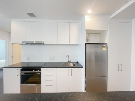 Sunny furnished two bedroom apartment with carpark - Photo 3